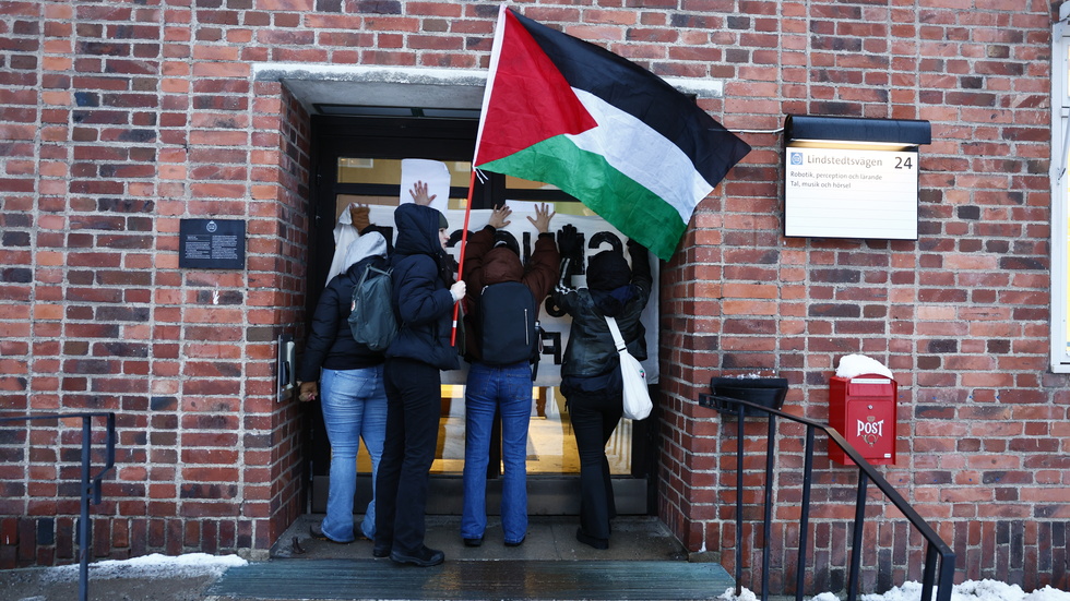 En demonstration utbröt under fredagen när statsminister Ulf Kristersson (M) besökte Kungliga Tekniska Högskolan (KTH) i Stockholm och gjorde att Säpo fick leda ut statsministern en annan väg än planerat.