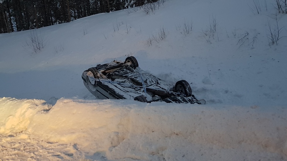 Bilen hamnade på taket i diket.