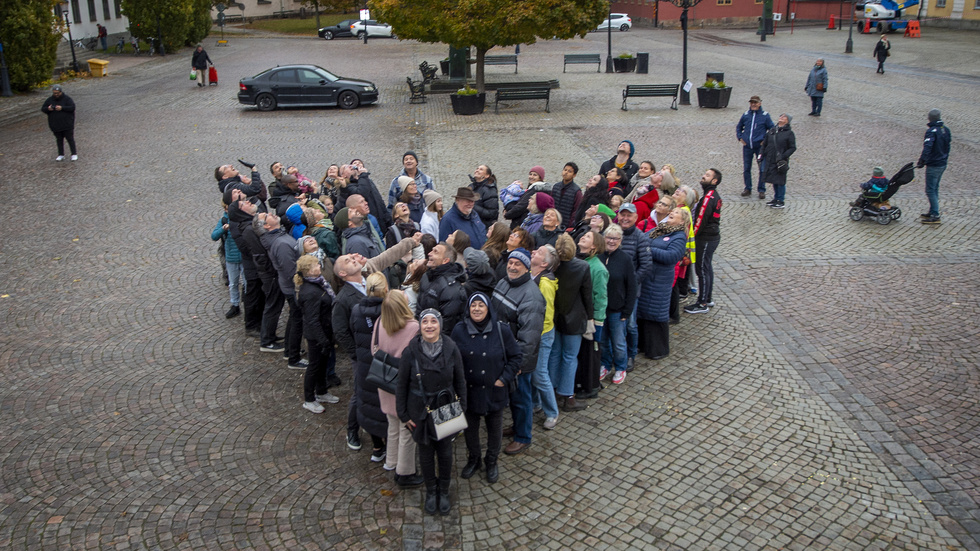 Det var kylslaget under den första Höstpeppen på torsdagen, men ett gäng tappra Nyköpingsbor ställde ändå upp till hjärtformationen på torget.