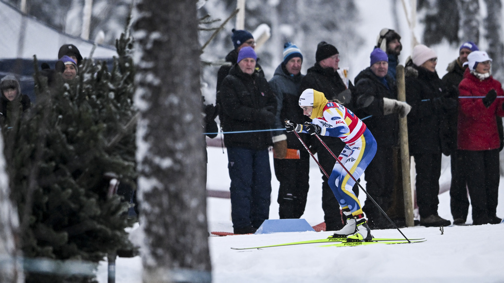 Ebba Andersson hejas fram av publiken runt Hellnerstadion under söndagens världscupstafett.