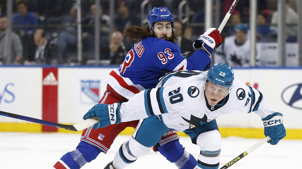 New York Rangers center Mika Zibanejad i kamp med San Joses svenske forward Fabian Zetterlund.