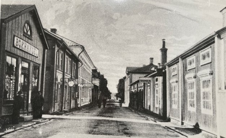 När bokhandeln startades i Piteå höll den under några år till i byggnaden till vänster i bild, där senare Ebeneser och därefter Krokodil höll till. (Arkivbild)