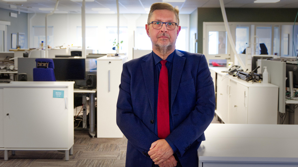 "För min del börjar nu nedräkningen som politisk chefredaktör och ledarskribent för Norrländska Socialdemokraten. Min sista arbetsdag blir söndag 10 mars nästa år, vilket betyder att det idag är prick 100 pinnar muck", skriver Olov Abrahamsson på sidan 2 i NSD.