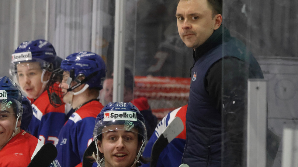 Philip Bertilsson har coachat IK Oskarshamns J20-lag. Nu blir han assisterande tränare för VIK:s A-lag.