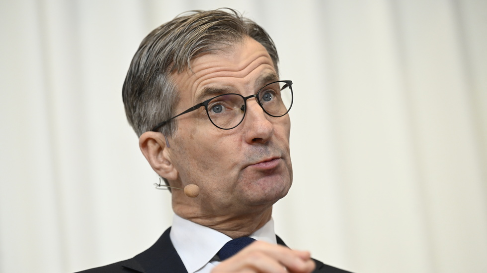 Marknaden räknar med minst fem räntesänkningar från Riksbanken, med chefen Erik Thedéen, nästa år. Arkivbild