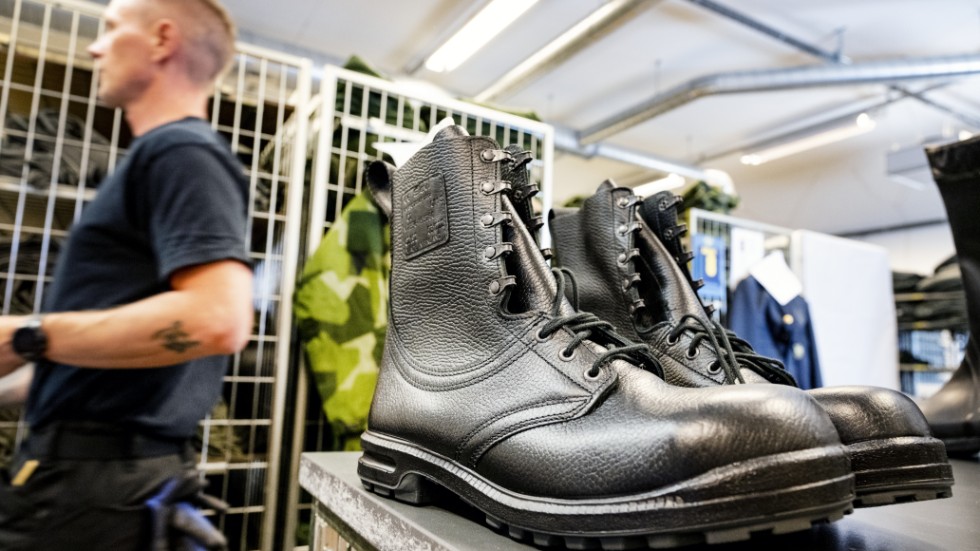 Det är brist på den ordinarie kängan M90. Modellen som skulle avhjälpa bristen ger de värnpliktiga fotsvamp och nageltrång. Arkivbild.