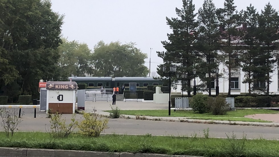 Den nordkoreanska diktatorns bepansrade tåg står vid stationen i Komsomolsk i östra Ryssland på fredagen.