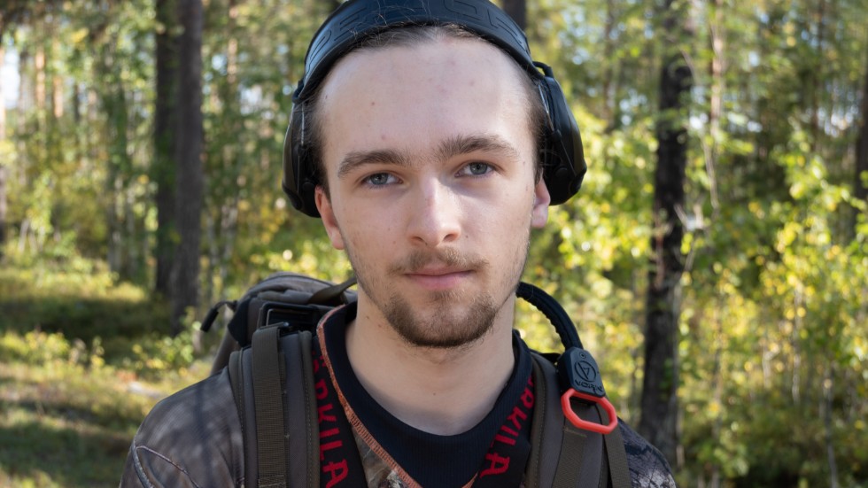 Samuel Gamstedt, 19 år, jagar både älg och fågel i Kamlunge. Det är hans morfar som är från trakten, själv bor han i Stockholm men han brukar vara här och jaga älg på hösten första veckan på älgjakten.