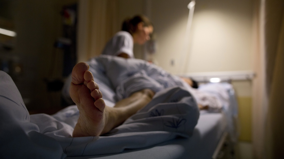 Vårdpersonal lägger en stor del av sin arbetsdag på administrativa arbetsuppgifter. Det innebär att de inte kan ägna lika mycket tid på att vårda patienterna som de själva vill.