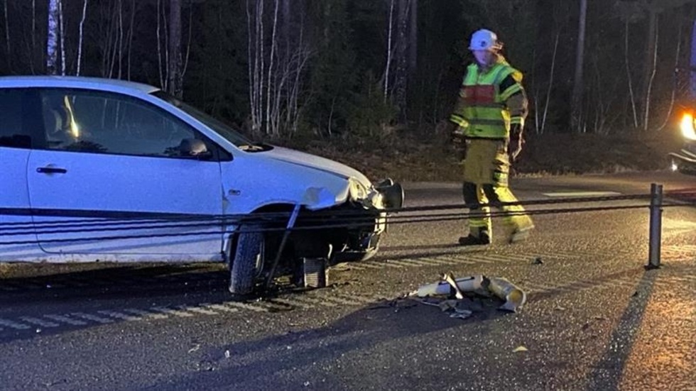 En personbil körde in i mitträcket på tisdagsmorgonen. Ett vittnet berättar att han innan olyckan möte bilisten som körde på fel sida av vägen. "Det var ingen rolig morgon. Jag fick panikbromsa och väja."