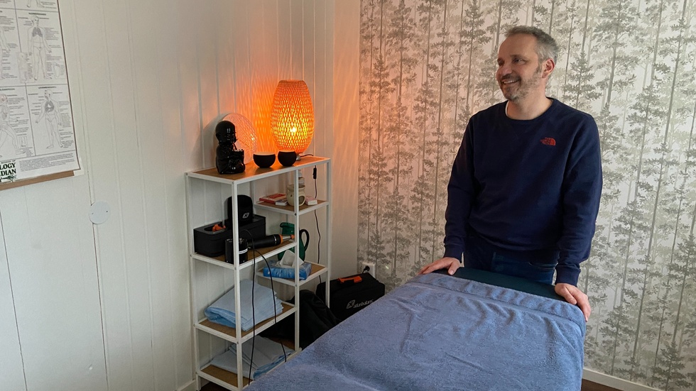 Patrik Holmberg har öppnat en ny praktik där han erbjuder fasciabehandlingar. Lokalen ligger på Stora Mässhallsgatan i Vimmerby, precis utanför Hotell Ronja.