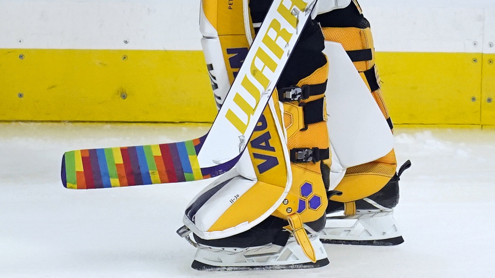 Regnbågsfärgad tejp är inte längre tillåtet i NHL. Arkivbild.