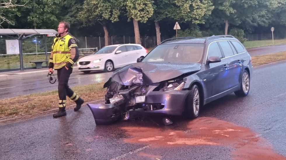 En bilist körde in i en lyktstolpe på Stockholmsvägen på lördagskvällen.