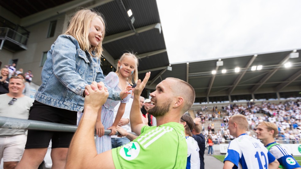Oscar Jansson firar segern efter slutsignalen och den hållna nollan mot Degerfors. 
