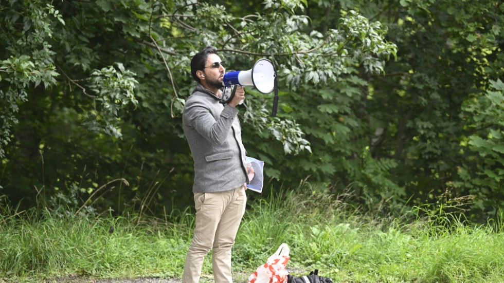 Salwan Momika under fredagens manifestation utanför Irans ambassad på Lidingö.