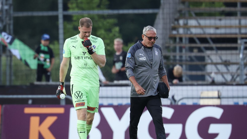Halmstads målvakt Malkolm Nilsson Säfqvist tar en paus från fotbollen. Arkivbild.