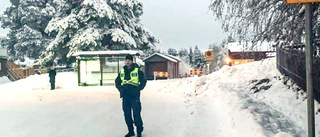 Polisen på plats utanför skolan • "Barn nära att bli överkörda"