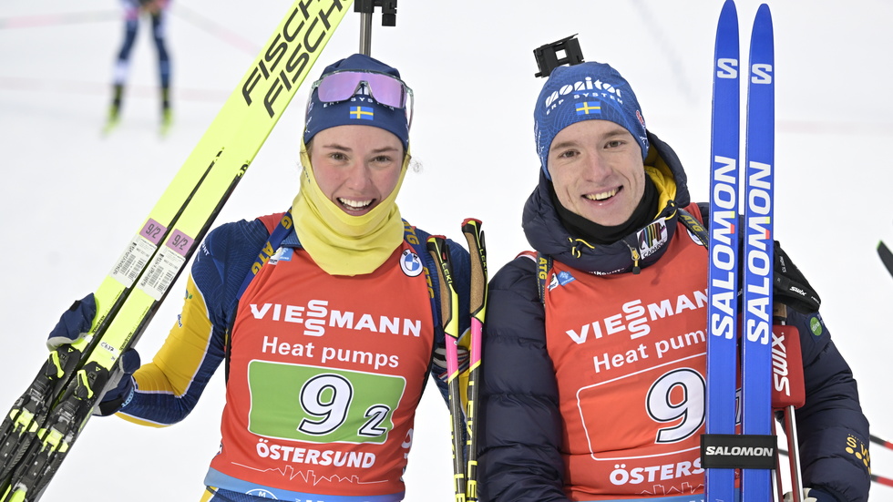 Sveriges Hanna Öberg (tv) och Sebastian Samuelsson efter segern i singelmixedstafetten under lördagens premiär i världscupen i skidskytte på Östersunds skidstadion.