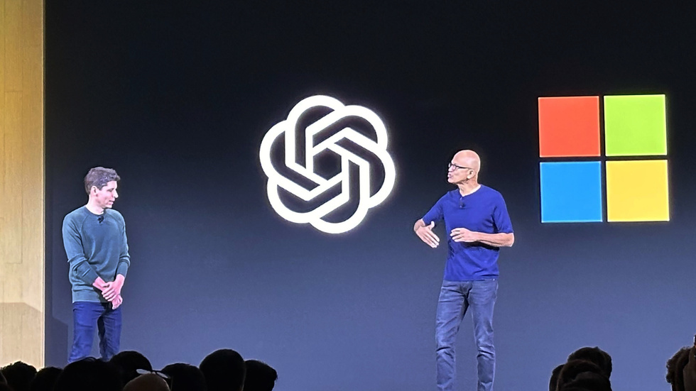 Sam Altman, före detta chef för Open|AI, och Satya Nadella, Microsofts vd, vid en utvecklarkonferens tidigare i november. Arkivbild.