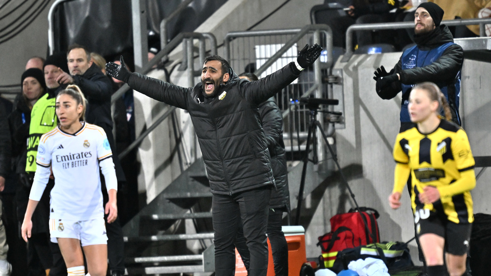 Häckens tränare Mak Lind försöker elda på sina spelare i matchen mot Real Madrid.