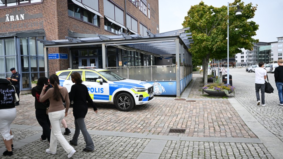Fyra män tog sig in på en gymnasieskola i Göteborg med någon typ av tillhygge på torsdagen.