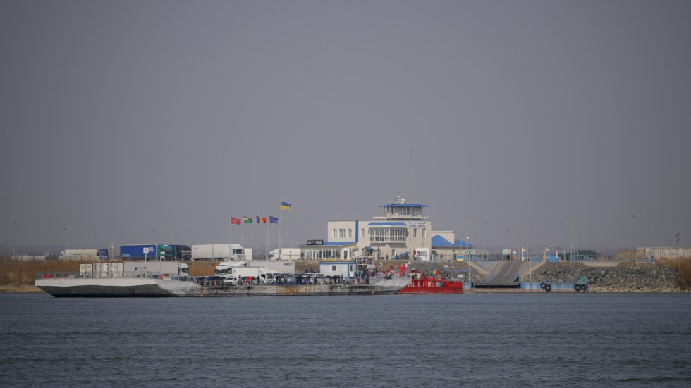 En färja på Ukrainas sida av Donau, vid ett färjeläge söder om Reni, ses från rumänska gränsen. Bild från mars 2022.