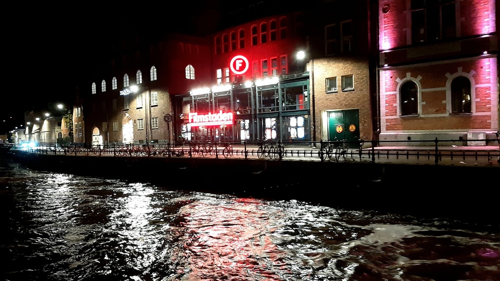 Filmstadens läge längs Västra Ågatan är inte illa. Nästa höst slocknar skyltarna, då den nya storbiografen på Dragarbrunnsgatan tas i bruk.