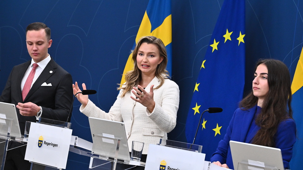 Näringsutskottets ordförande Tobias Andersson (SD), energi- och näringsminister Ebba Busch (KD) och klimat- och miljöminister Romina Pourmokhtari (L).