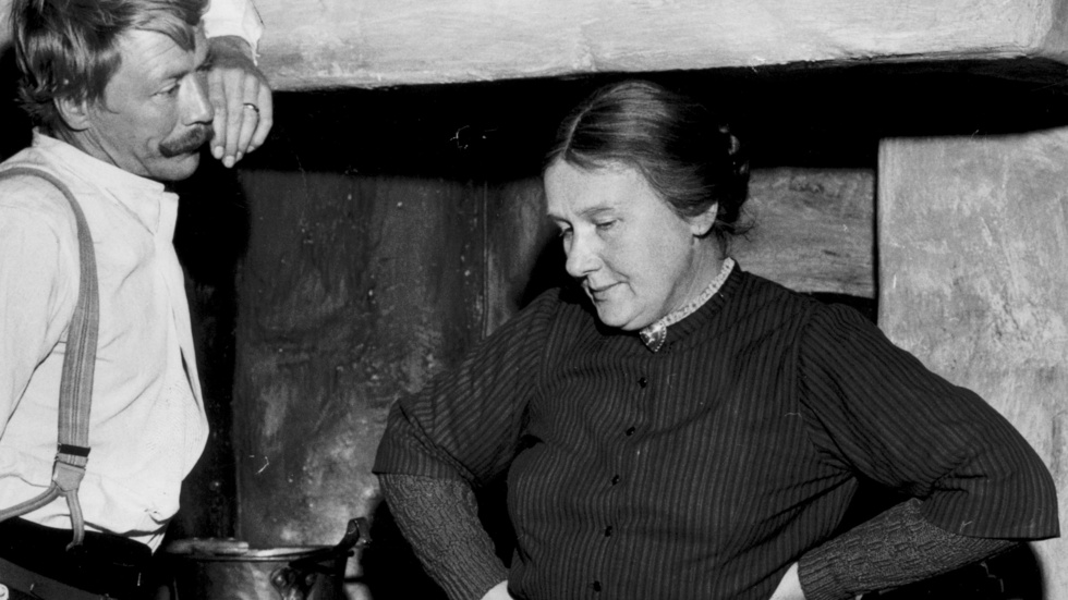 Här en bild från då Strindbergs roman Hemsöborna blev tv-serie 1965. Romanen inleds med en mening som i många år har fått Folkbladets ledarskribent att tänka på Reidar Svedahl. 


