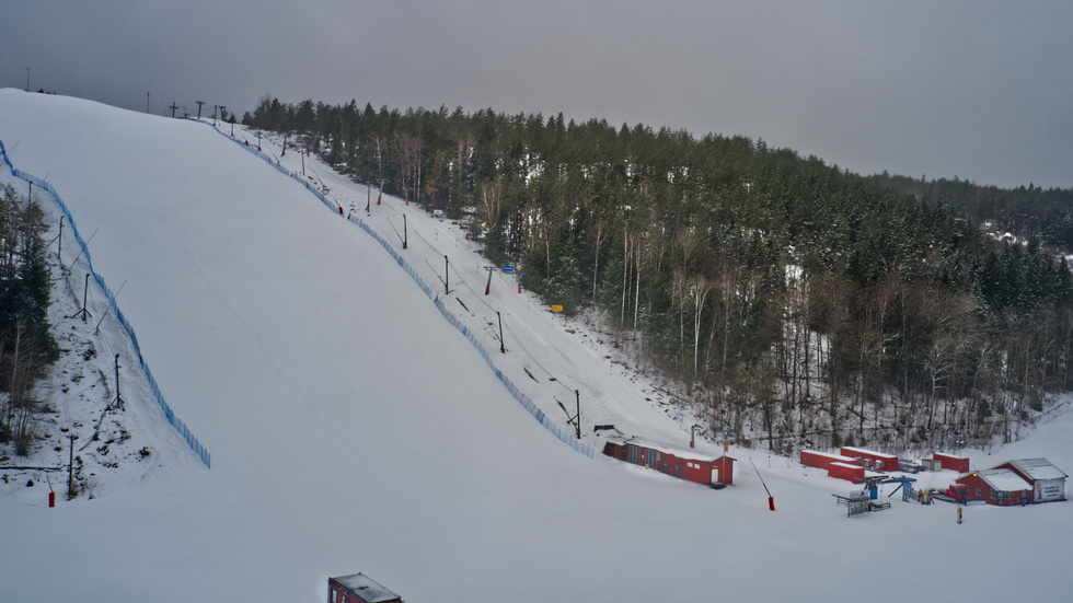 Snötäcket i Yxbacken är cirka en meter och klarar av mildvädret bra.