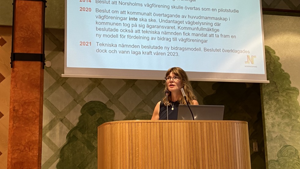 Ylva Persson, projektledare, presenterade hur det är tänkt hur processen kring kommunens övertagande av vägföreningarna ska gå till under kommunfullmäktige i augusti.