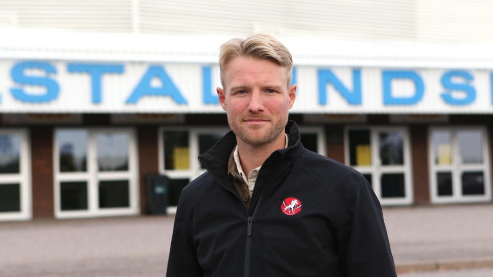 Sportchefen Jesper Samuelsson har börjat bygga ett lag för division 2-säsongen. Senast in är provspelaren Arvid Malm.