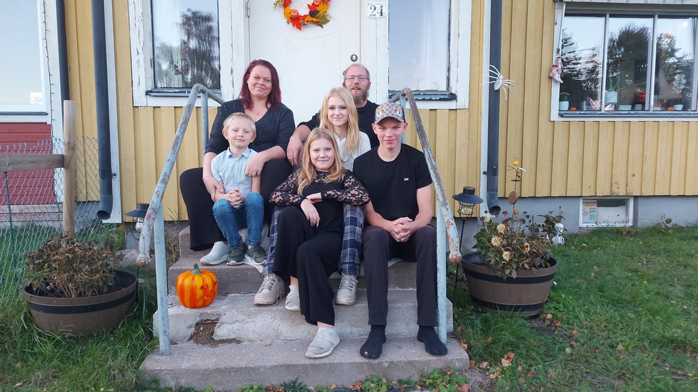 Hela familjen samlad på trappan till egna huset i Målilla. Längst bak sitter Elin med Sebastian, 7 år, och Johan har Saga, 14 år, framför sig. Allra längst fram sitter Emma, 11 år, och Kevin, 16 år.