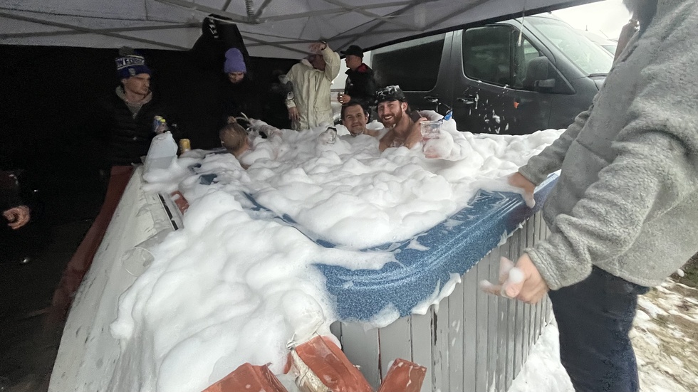 Några glada åskådare hade sett till att forsla en bubbelpool till depåområdet under tävlingsdagen.