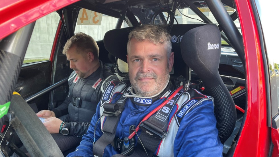 Albert Friberg hade inte kört ett SM-rally på åtta år när han kom till start i Sydsvenska rallyt. Någon rattrost syntes inte till. För Friberg körde till sig andraplatsen i klassen. 