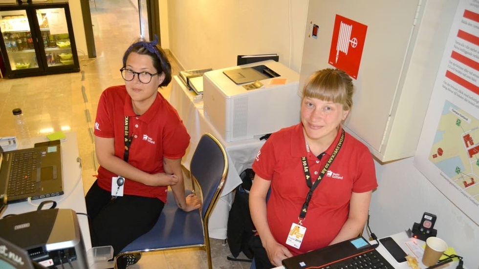 Erika Sköldefors och Linnéa Isaksson på presscentret tycker ungdomsreportrarna varit coola.