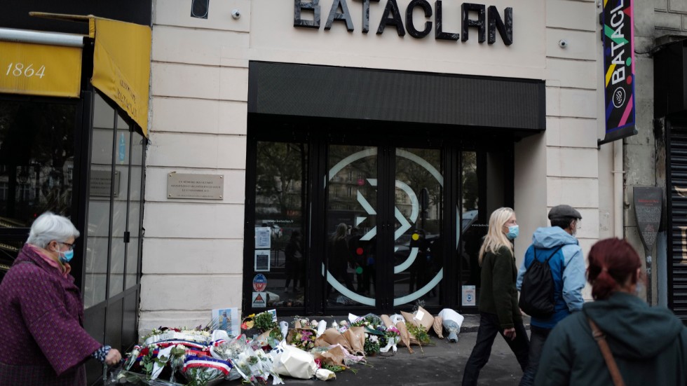 Blommor vid konsertlokalen Bataclan 2020, på femårsdagen efter dådet. Arkivbild.