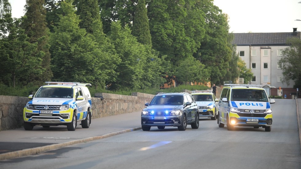 Stor polisinsats i Luthagen för att hitta en rånare.