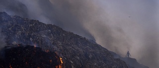 Våldsam storbrand på jättelik soptipp i Delhi