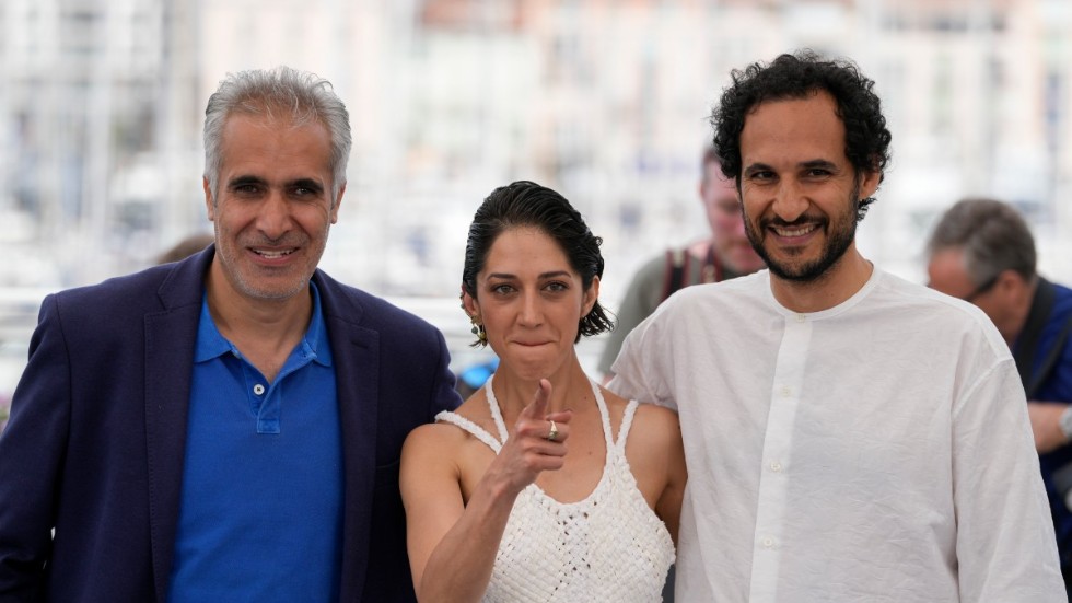 Skådespelarna Mehdi Bajestani och Zahra Amir Ebrahimi tillsammans med regissören Ali Abbasi på filmfestivalen i Cannes.