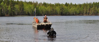 Ny flytflotte med hopptorn på badplatsen – korslagda kättingar ska hålla flotten på plats