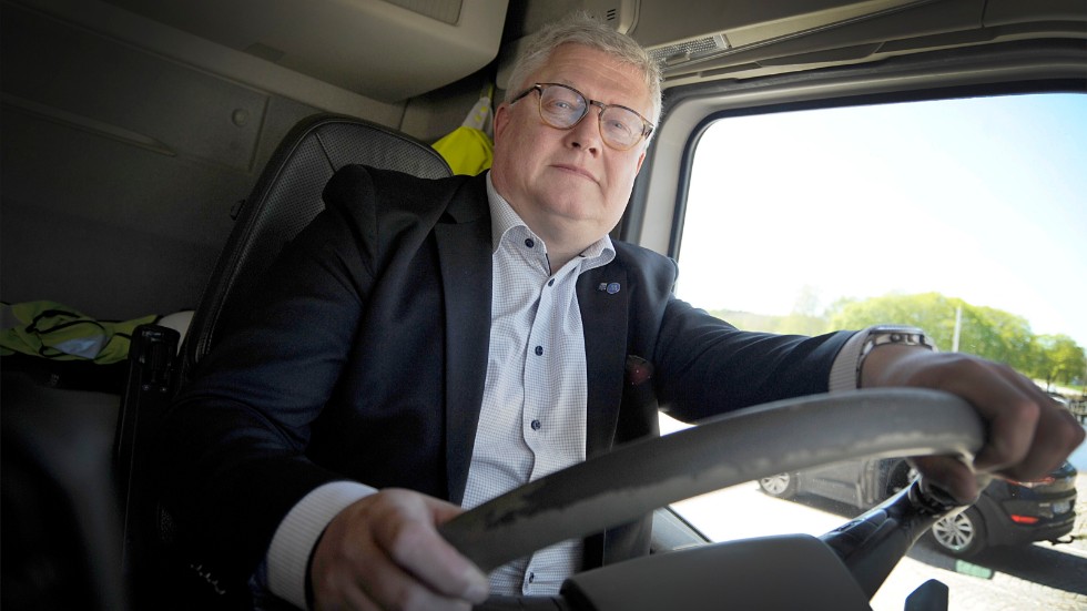 Bakom ratten på en lastbil känner sig Peter Book (M) hemma. Sedan ett år tillbaka har han också styrt Enköping, som högsta politiker. Det är något som han hoppas få fortsätta med även efter höstens val.