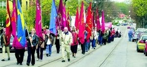 Fler på marsch i vårsolen