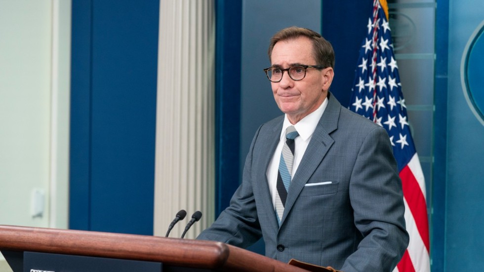 John Kirby, talesperson för USA:s nationella säkerhetsråd, fördömer Vladimir Putins kärnvapenhot och kallar den ryska presidentens retorik för oansvarig. Arkivbild.