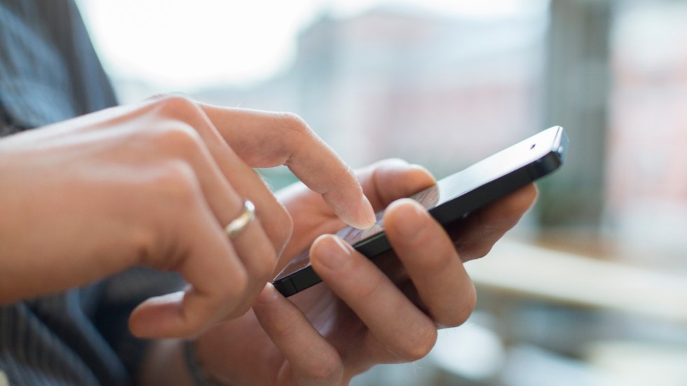 Mannen har åtalats för fortsatt förföljelse av kvinnan, bland annat med sms.