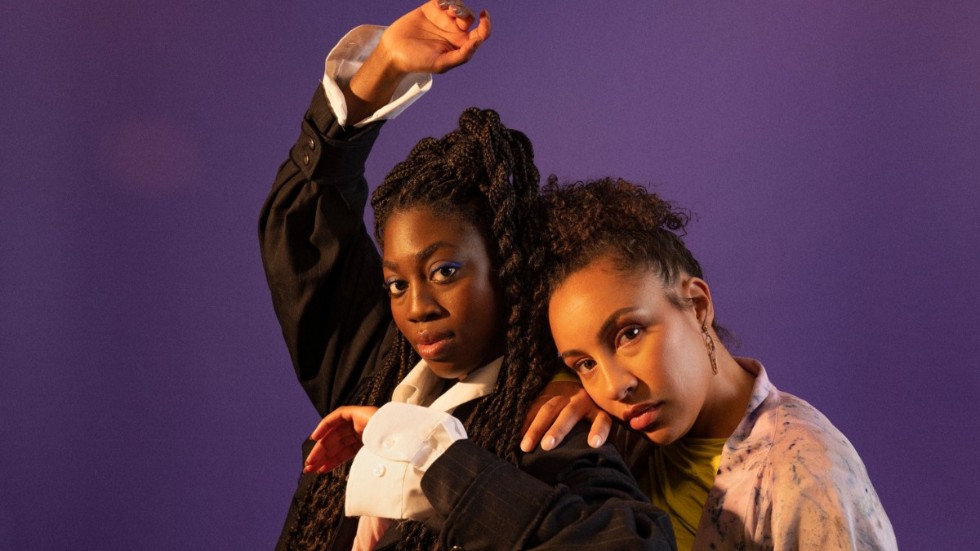 Nancy Ofori och Rachel Willer spelar Cleo och Kara i "Seven methods of killing Kylie Jenner". Pressbild.