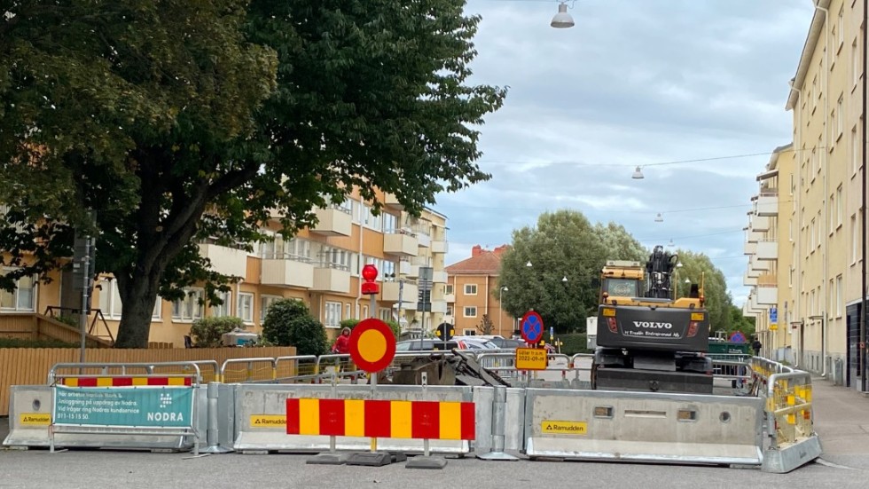Grävarbete i korsningen Nelinsgatan/Askebygatan för att laga en trasig anslutning i marken.