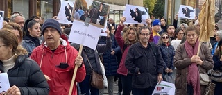 TV: Här protesterar iranier i Uppsala mot mord och förtryck