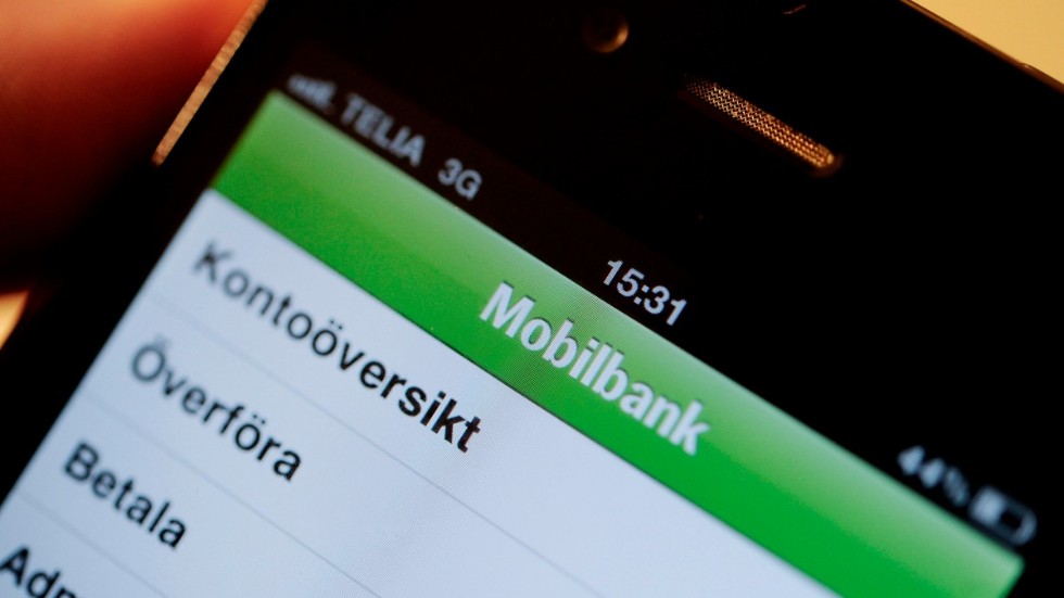 En kommunivånare fick ett varnings-sms fårn sin bank. Det visade sig att någon drgait 9000 från hans konto.
