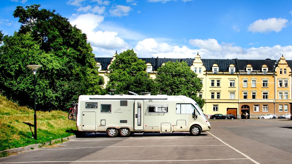 Stortorget är en av få centrala ställplatser för husbilar i Norrköping. Nu ska i alla fall kommune se till att det blir en servicestation för tömning av latrin- och gråvatten någonstans i Norrköping. 